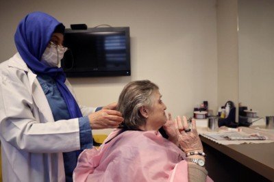 Yaşlıların saçları Darülaceze'nin 15 yıllık gönüllüsüne emanet