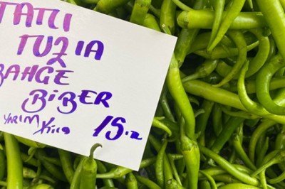 Gazeteci İsmail Saymaz: Mahalle pazarında pahalılıktan ötürü patlıcan, yeşil ve kırmızı biber yarım kilo halinde satılıyor