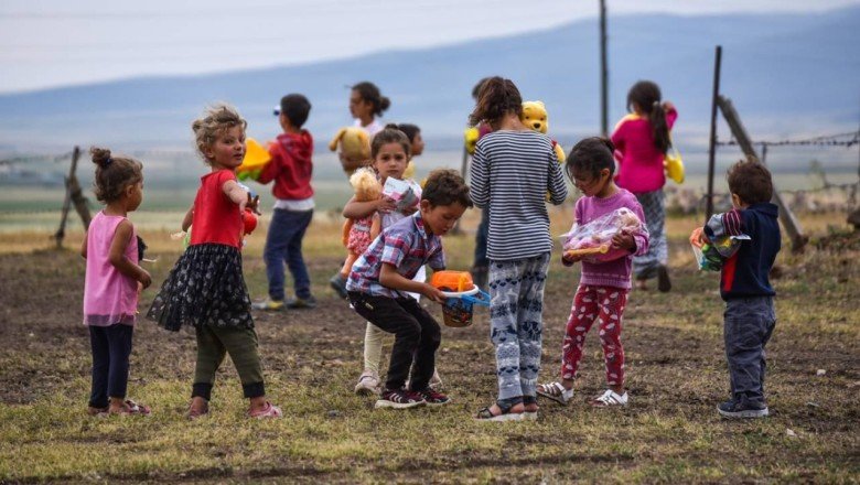 Karlı dağları aşıp çocuklara hediye götürüyor