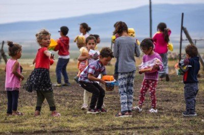 Karlı dağları aşıp çocuklara hediye götürüyor