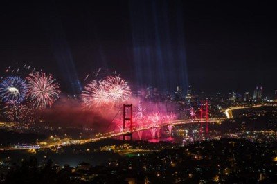 Işıltılı katil havai fişek