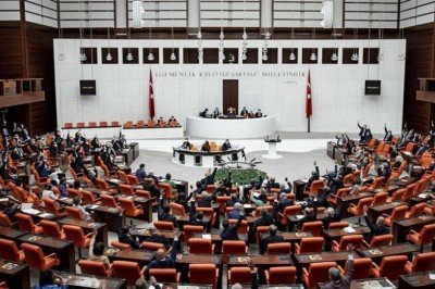 Memur ve emekliye ek zammı da içeren kanun teklifi, TBMM Genel Kurulunda kabul edilerek yasalaştı