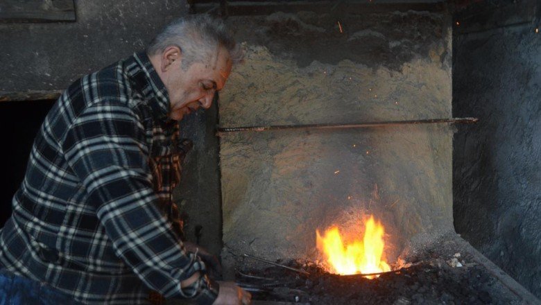 Ateş başında yarım asırdır demircilik yapıyor