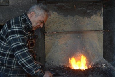 Ateş başında yarım asırdır demircilik yapıyor
