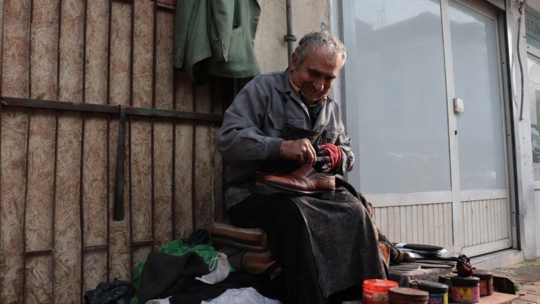 Aynı köşede 54 yıldır ayakkabı boyuyor
