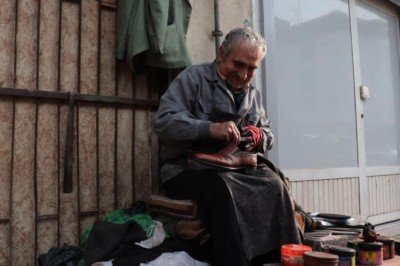 Aynı köşede 54 yıldır ayakkabı boyuyor