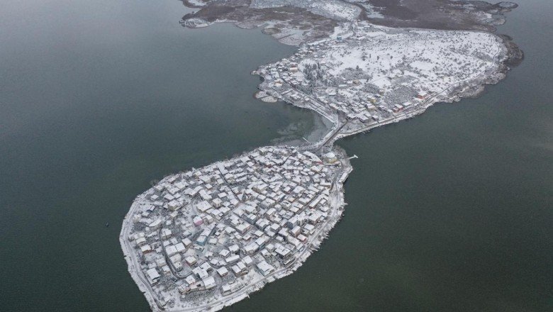 Karla kaplanan Küçük Venedik ziyaretçilerini bekliyor