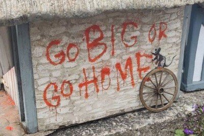 Banksy'nin minyatür ahırı 18 milyon TL'ye satıldı