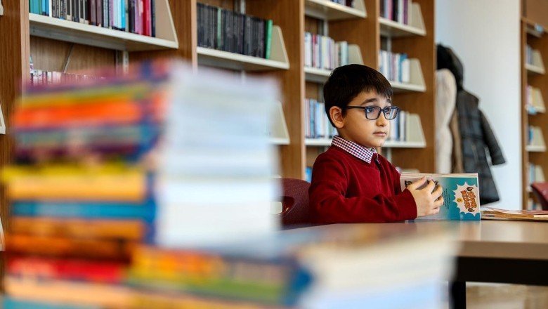 Dokuz yaşında aynı anda 4 kitap okuyor