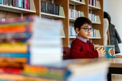 Dokuz yaşında aynı anda 4 kitap okuyor