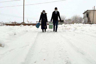 Sağlık ekipleri aşı olamayanlar için karlı yolları aşıyor
