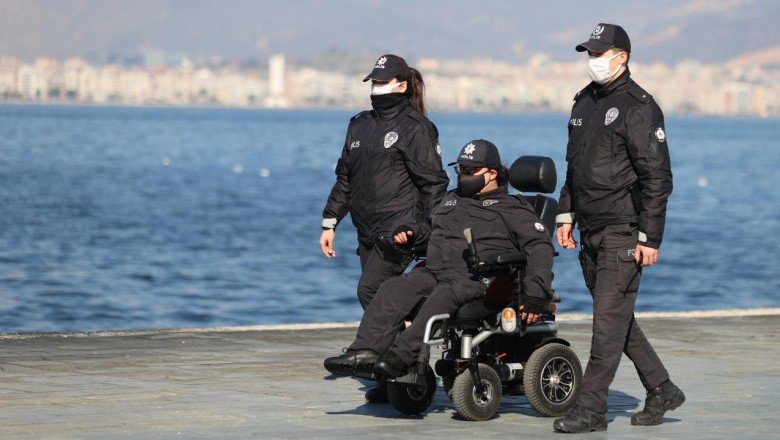 Polislik özlemini her gün gittiği karakolda gideriyor