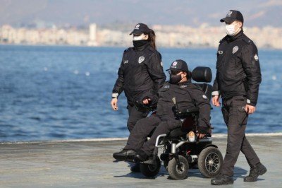 Polislik özlemini her gün gittiği karakolda gideriyor