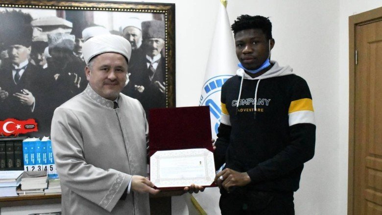 Müslüman arkadaşlarından etkilenerek İslamiyet'i seçti