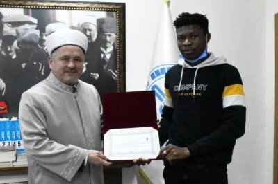 Müslüman arkadaşlarından etkilenerek İslamiyet'i seçti