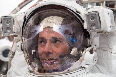 Rekor kıran NASA astronotu Dünya'ya, iki kozmonotla birlikte ve Rus uzay aracında dönüyor