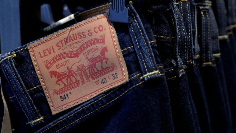 Levi's, Rusya'da kot satmayı bıraktığını ve Ukraynalı mültecilere 300 bin dolar bağışlayacağını duyurdu