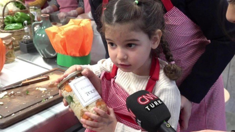 Annelerle çocuklar turşu kurdu