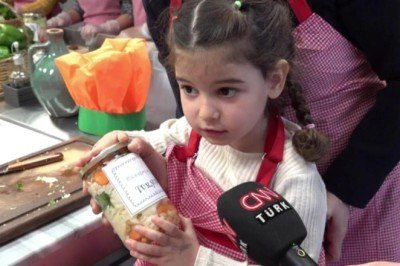 Annelerle çocuklar turşu kurdu