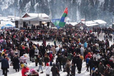 Ayder'de kar festivali; poşetle kaydılar, horon oynadılar