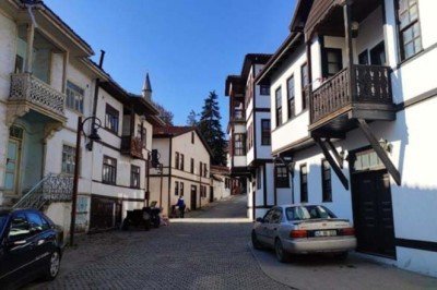 Bu evler görenleri tarihi yolculuğa çıkarıyor