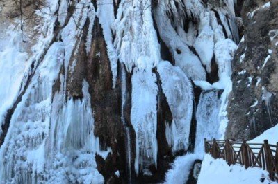 Buz tutan şelale kartpostallık görüntüler oluşturdu