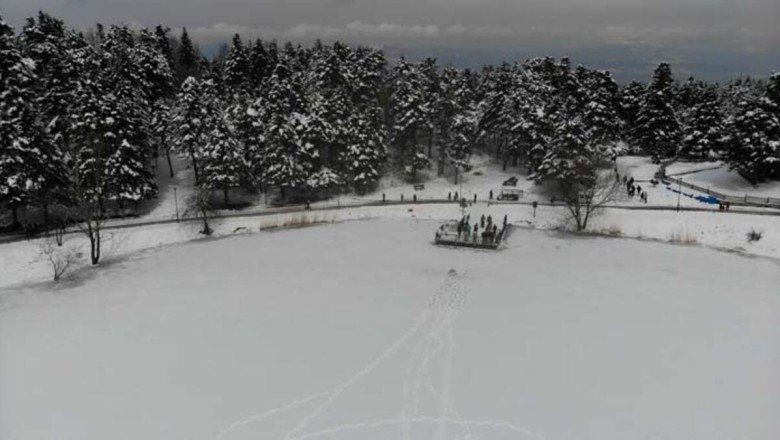 Gölcük Tabiat Parkı beyaz örtüsüyle tatilcilerin ilgi odağı oldu