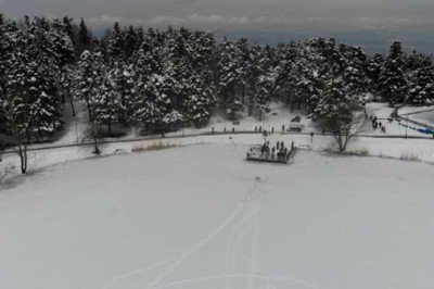 Gölcük Tabiat Parkı beyaz örtüsüyle tatilcilerin ilgi odağı oldu