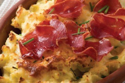 Güveçte pastırmalı patates