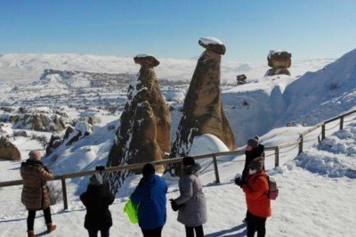 Kar yağışı Kapadokya’da kartpostallık görüntüler oluşturdu