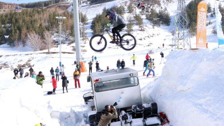 Palandöken'de karda bisiklet sürüp, rampadan atladılar