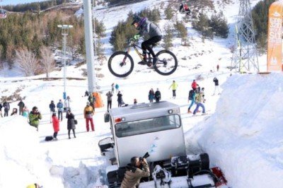 Palandöken'de karda bisiklet sürüp, rampadan atladılar