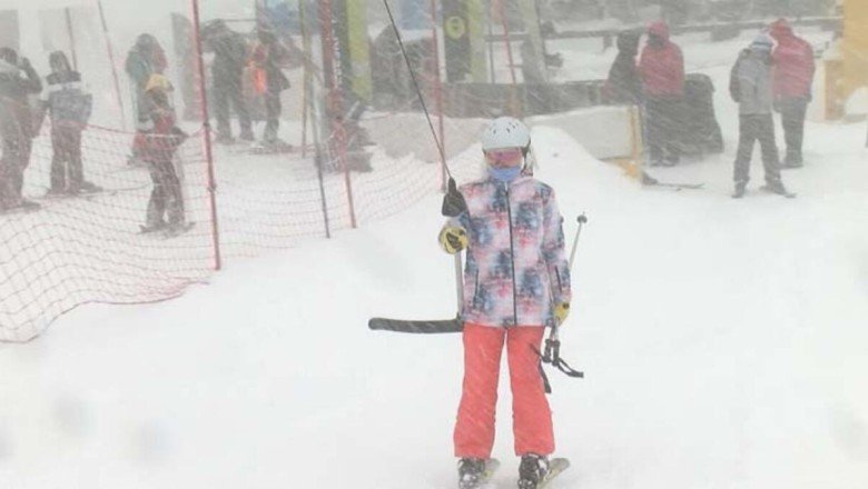 Sis ve tipiye rağmen Uludağ'da kayak pistleri doldu