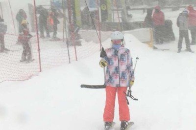 Sis ve tipiye rağmen Uludağ'da kayak pistleri doldu