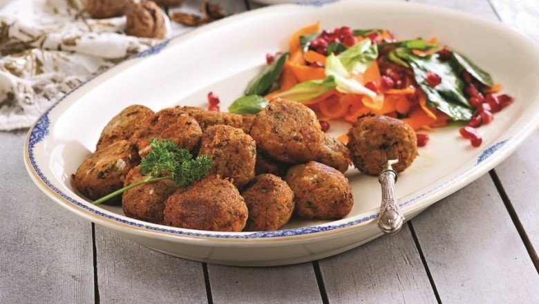 Tarator ve narlı salata eşliğinde peynirli havuç köftesi