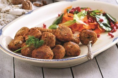 Tarator ve narlı salata eşliğinde peynirli havuç köftesi