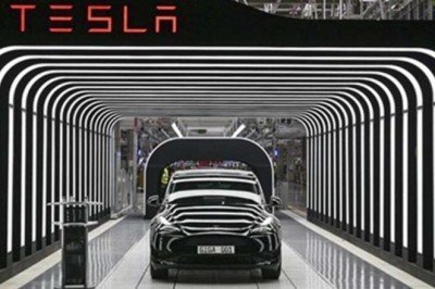 Tesla Almanya fabrikasında ilk araçlarını üretti