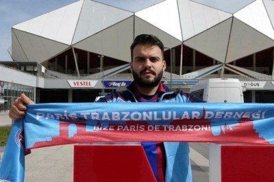 Trabzon'a gelen gurbetçi taraftar, maçı eşiyle tribünde izledi