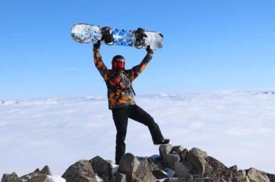 Yıldız Dağı zirvesinde bulutlar üzerinde kayak