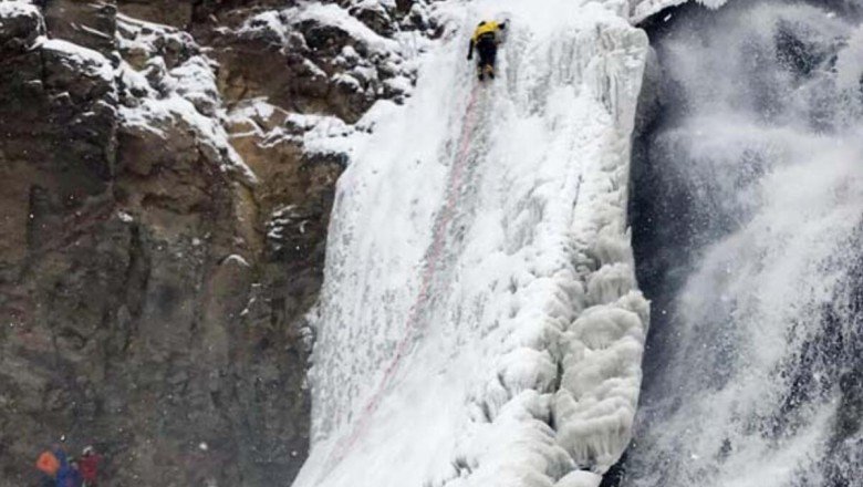 Yüzeyi buz tutan Susuz Şelalesi'ne tırmandılar