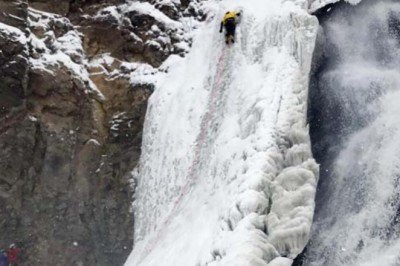 Yüzeyi buz tutan Susuz Şelalesi'ne tırmandılar