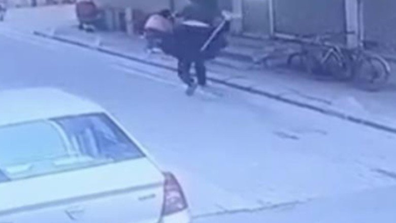 İstanbul'da sokak ortasında dehşet! Fırça sapı bile kırıldı, kız kardeşini bayılana kadar dövdü