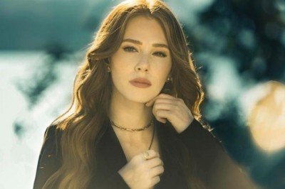 Pencere önünde poz verdi! Dekoltesiyle olay oldu