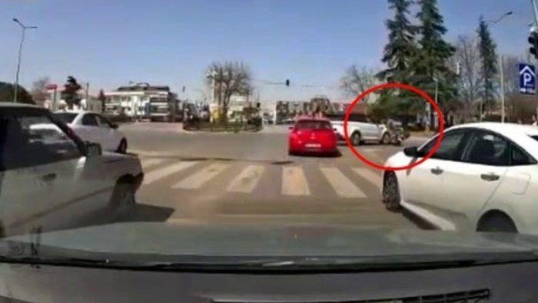 Sakarya'da korku dolu anlar! Sürücünün hatası motosikletliyi canından ediyordu