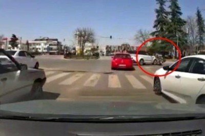 Sakarya'da korku dolu anlar! Sürücünün hatası motosikletliyi canından ediyordu