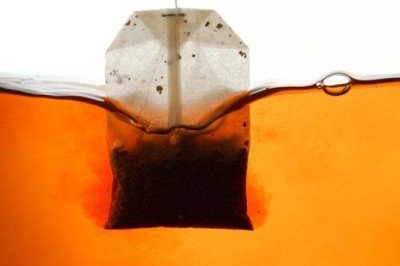 Sakın çöpe atma hatasını yapmayın! Demlikle kalan çayla...