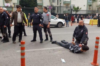 Tekerlekli sandalyede dehşet! Eski eşine hayatı zindan etti: Duruşmadan çıkıp silahla saldırdı