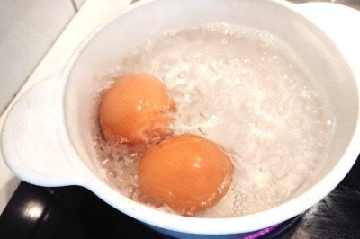 Yumurta haşlarken suyuna ekleyin! İnanamayacaksınız