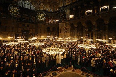 Bu neyin öfkesi: Ayasofya'da kılınan namaza 'ter ve ayak kokusu' iması yapıldı
