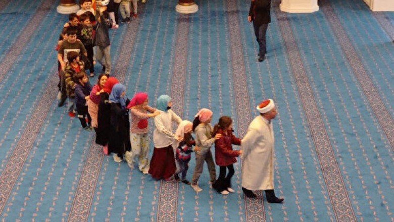 Çocuklara camiyi sevdirmek isteyen imamdan harika yöntem: 'Kutu kutu pense'